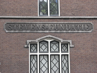905110 Afbeelding van de naamsteen van de voormalige Stevensfundatie, in de voorgevel van het hoofdgebouw (Kruisstraat ...